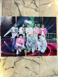 Stray Kids Art Cards Special Magazine 2025 - 20 Frameable Cards - 2 Giant Posters 10 Stray Kids Art Cards Special Magazine 2025 - 20 Frameable Cards - 2 Giant Posters -CELEBRITY MAGAZINES IMG 6191